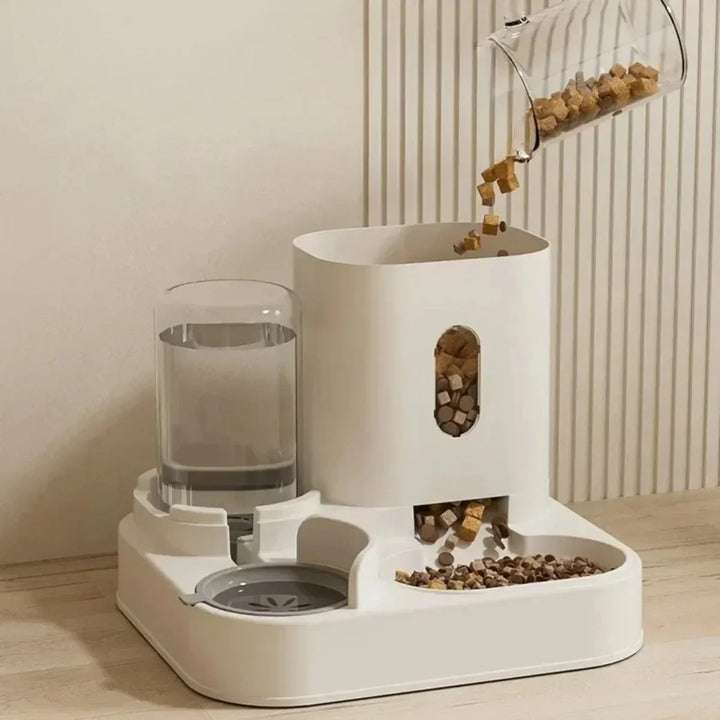 Automatic feeder for dogs and cats